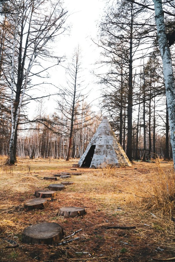 Quelles sont les meilleures pratiques pour camper en zone humide sans se mouiller?